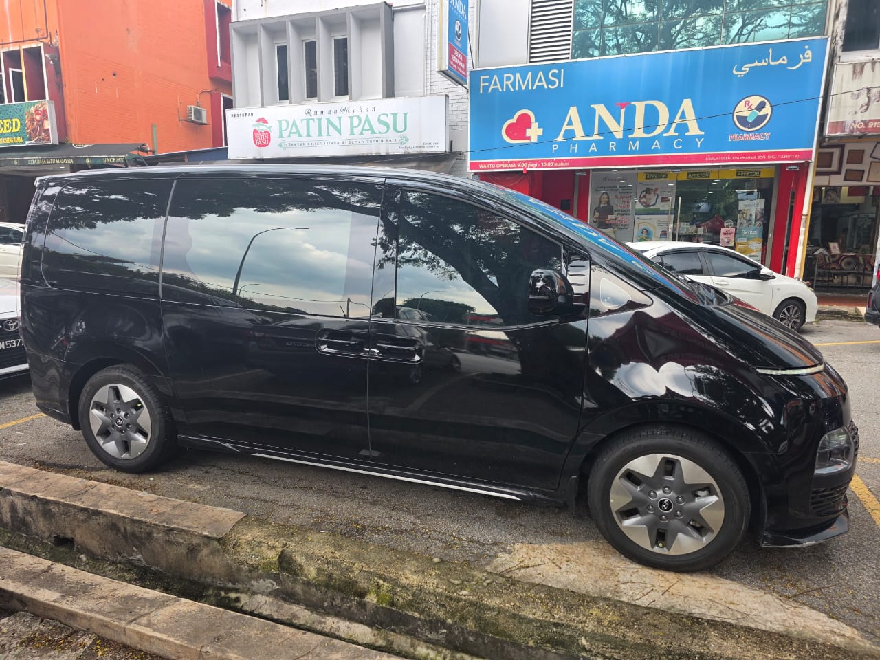 Hyundai Staria  2.2 L 2023 thumbnail 3